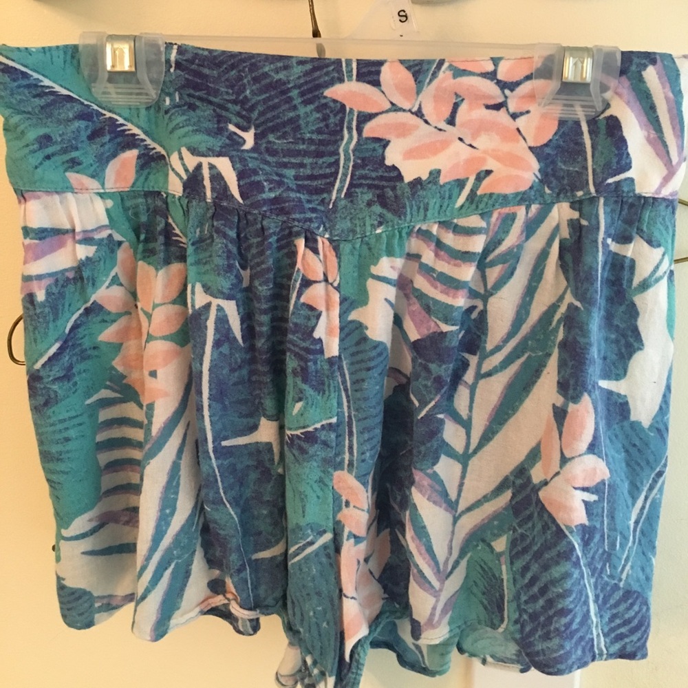 AMERICAN EAGLE FLOWY FLORAL SHORTS